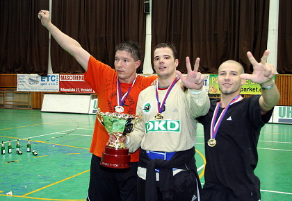 Veljko Indjiè,Nemanja Marjanoviè a Tomáš Heinz s pohárem pro Mistra ÈR v r. 2008 